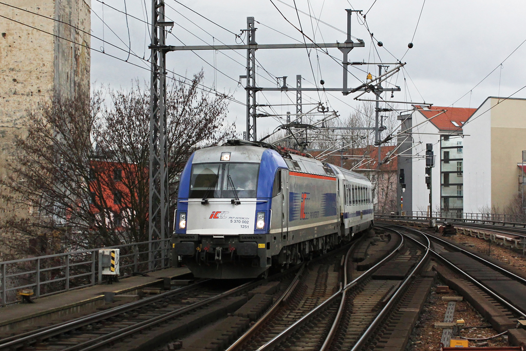 5 370 002 mit EC 45 am 25.02.2012 in Berlin Friedrichstrae.
