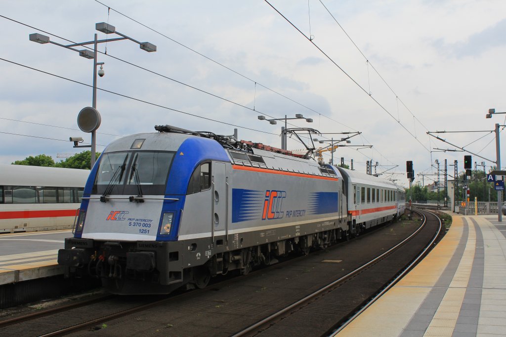 5 370 003 von PKP Intercity mit einem EC nach Warschau bei der Einfahrt in den Berliner HBF. Aufgenommen am 1. Juni 2013.