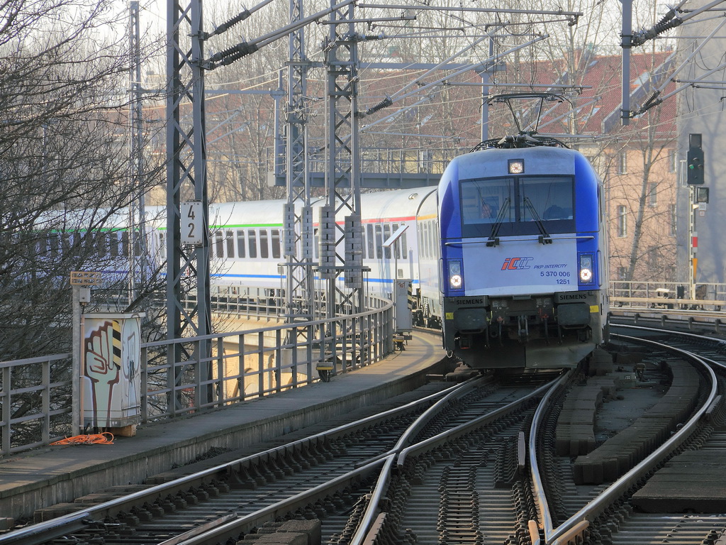 5 370 006 der Firma Siemens am 06. Mrz 2013 mit dem Berlin-Warszawa-Express bei der Durchfahrt durch den Bahnhof Berlin Friedrichstr. 