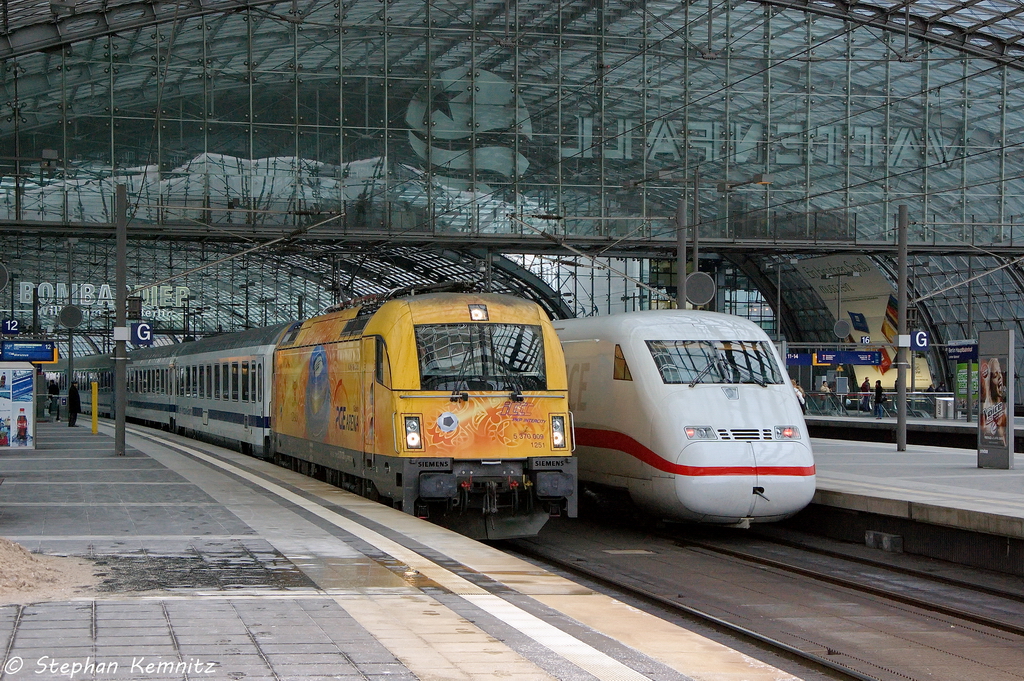 5 370 009  PGE Arena Gdansk  mit dem EC45  Berlin-Warszawa-Express  von Berlin Hbf nach Warszawa Wschodnia, bei der Ausfahrt aus dem Berliner Hbf. 05.04.2013
