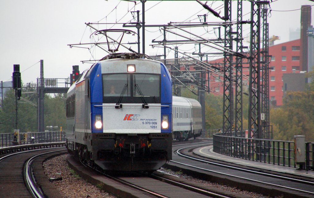 5 370 009 zieht am 25.09.10 den EC 44 vorbei am S-Bahnhof Jannowitzbrcke Richtung Hbf.