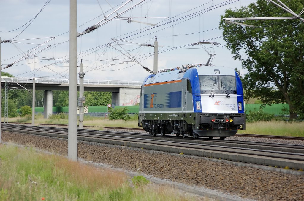 5 370 010 der PKP Intercity als LZ zwischen Growudicke und Rathenow in Richtung Wustermark. 20.06.2010