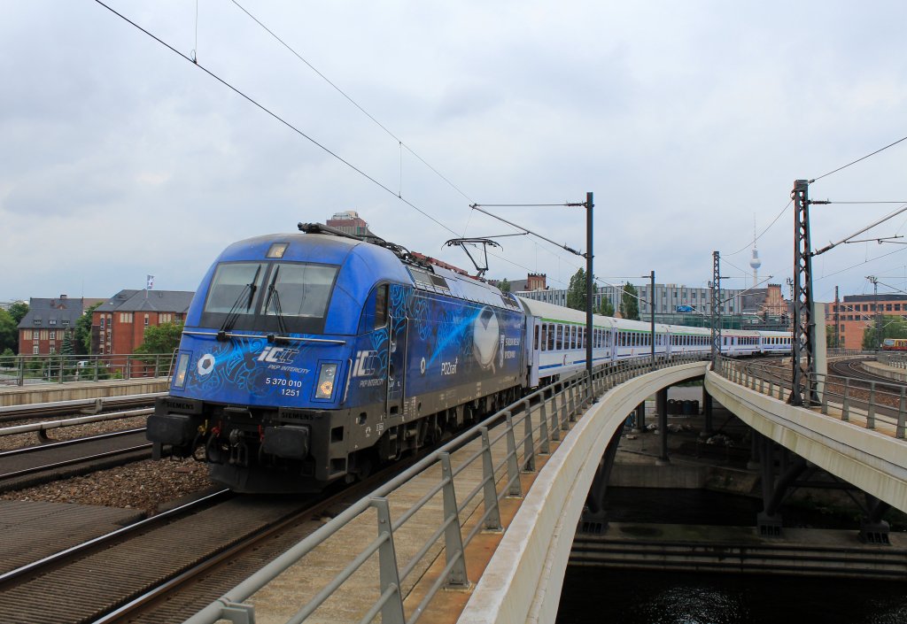 5 370 010  Stadion POZnan  mit einem EC aus Warschau bei der Einfahrt in den Berliner HBF. Aufgenommen am 1. Juni 2013.