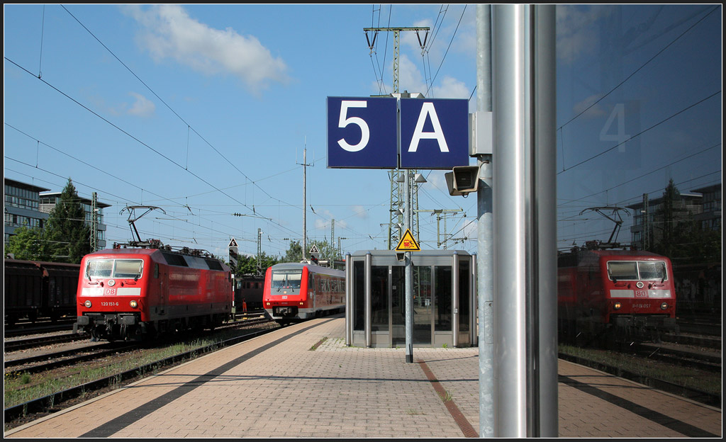 5 A - 

Ein schlichtes Bahnsteigbild aus Singen (Hohentwiel) mit einfahrendem IRE aus Basel Badischer Bahnhof nach Ulm / Lindau. 

10.07.2012 (M)
