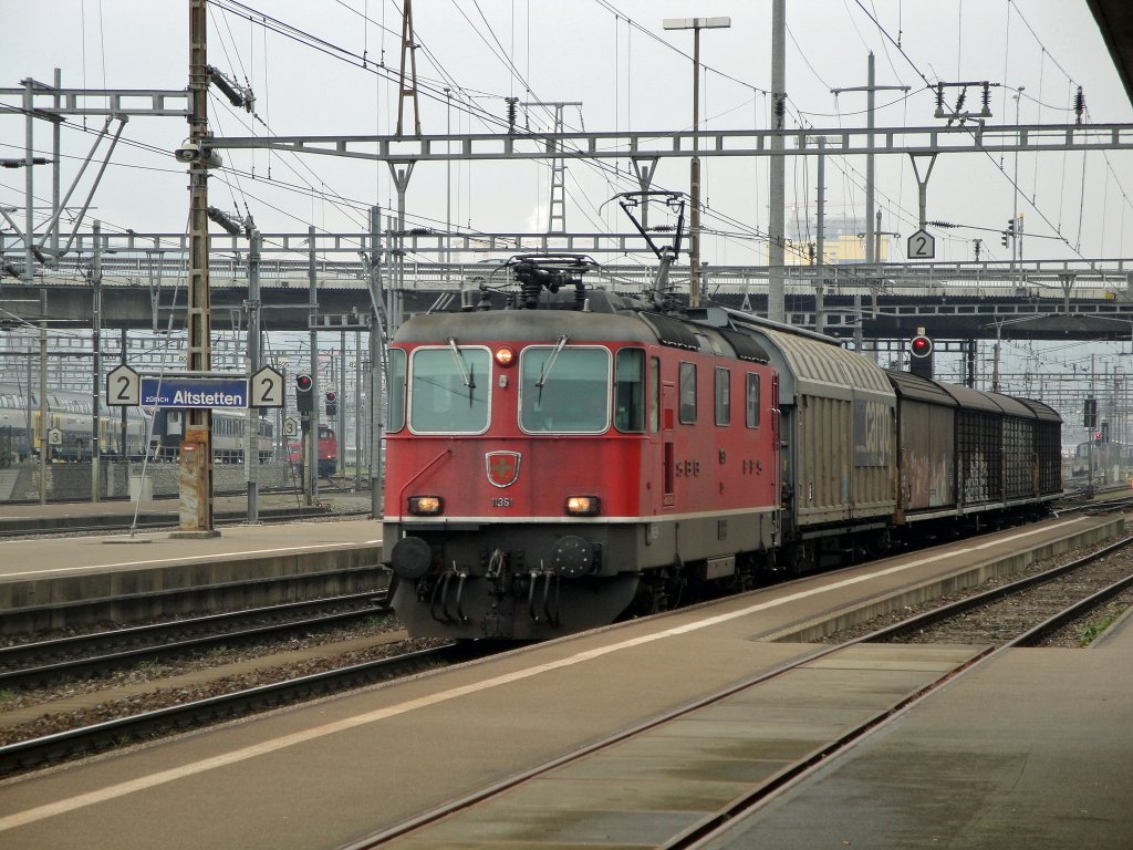 5 gedeckte Gterwagen zieht die Re 4/4''' 11361 am 20.05.10 durch ZH Altstetten.