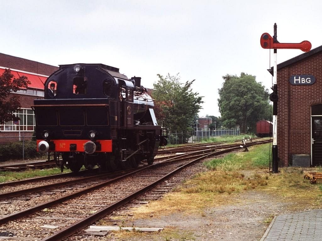 5 (MBS) auf Bahnhof Haaksbergen am 1-6-2000. Bild und scan: Date Jan de Vries.