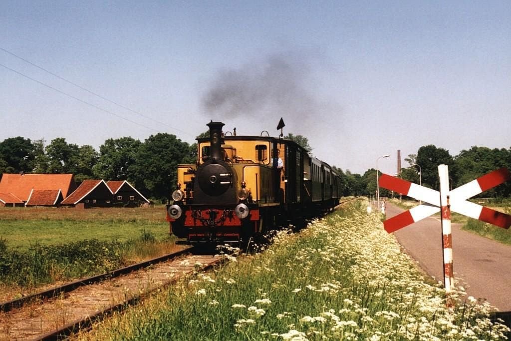 5 (MBS) mit Dampfzug Boekelo-Haaksbergen bei Boekelo am 24-5-2001. Bild und scan: Date Jan de Vries.