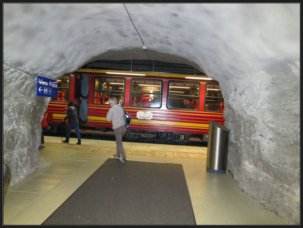 5 Minuten Halt beim Fenster Eigerwand auf 2864m. (23.10.2012)