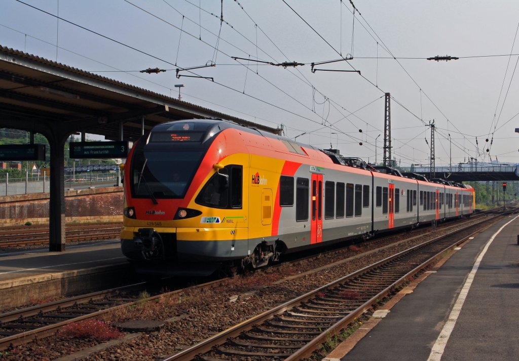 5-teiliger FLIRT 429 045/545 der HLB (Hessischen Landesbahn) als RE 40 (Main-Sieg-Express) fhrt am 21.05.2011 von Frankfurt/Main kommend in den Hbf Siegen (Endbahnhof) ein. 