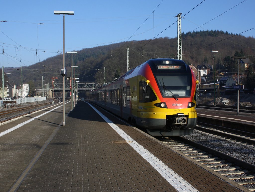 5-teiliger FLIRT 429 542 der HLB (Hessischen Landesbahn) als RE 40 (Main-Sieg-Express) fhrt am 30.01.2010 von Siegen kommend in den Bf Dillenburg ein. Seit 12. Dez. 2010 betreibt die HLB die Strecke Siegen-Gieen-Frankfurt Hbf (KBS 445 und 630).  