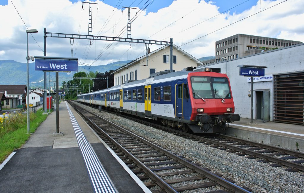 5-teiliger NPZ (RBDe 562 004-2) mit dem fhrendem Bt 50 85 29-35 955-8 als R 30153 in Solothurn West. Momentan werden auf der Linie Biel-Solothurn (-Olten) die meisten Regios mit den noch vorhandenen NPZ (562) gefhrt, dies in Zusammenhang mit dem Turnfest in Biel (die NPZ haben ein grsseres Platzangebot als die Dominos), 22.06.2013.