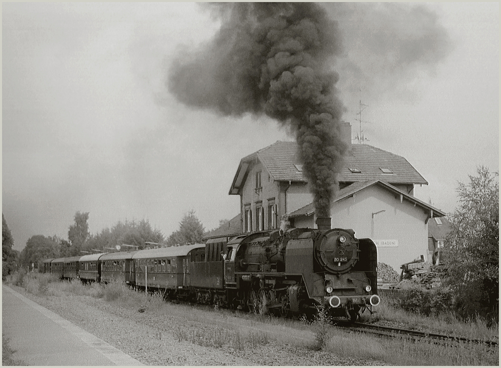 50 245 auf der hinteren Hllentalbahn in Rtenbach (Baden), 1997