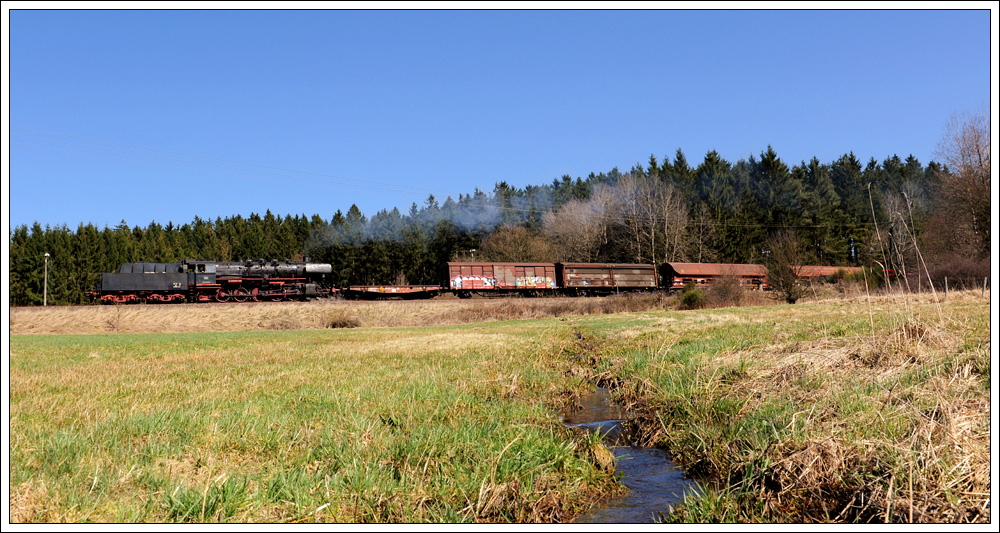 50 2740 bei der Rckfahrt von Ulmen nach Gerolstein mit ihrem Fotogterzug am 6.4.2010 nchst Darscheid aufgenommen.