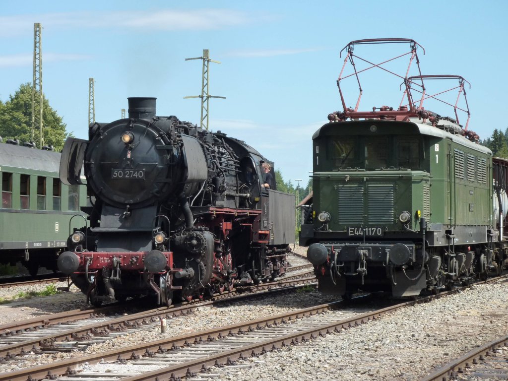 50 2740 und E44 1170 am 1. August 2010 nebeneinander in Seebrugg.