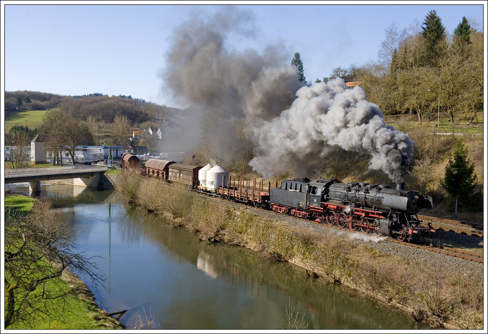 50 2740 mit ihrem Fotogterzug von Gerolstein nach Ulmen am 6.4.2010 in Pelm aufgenommen. (Handymast entfernt)