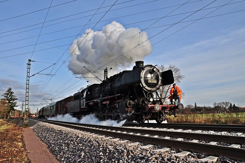 50 2740 der UEF darf weiter mit Begleitung durchs Baugleis nach Ettlingen/West, 04.12.09