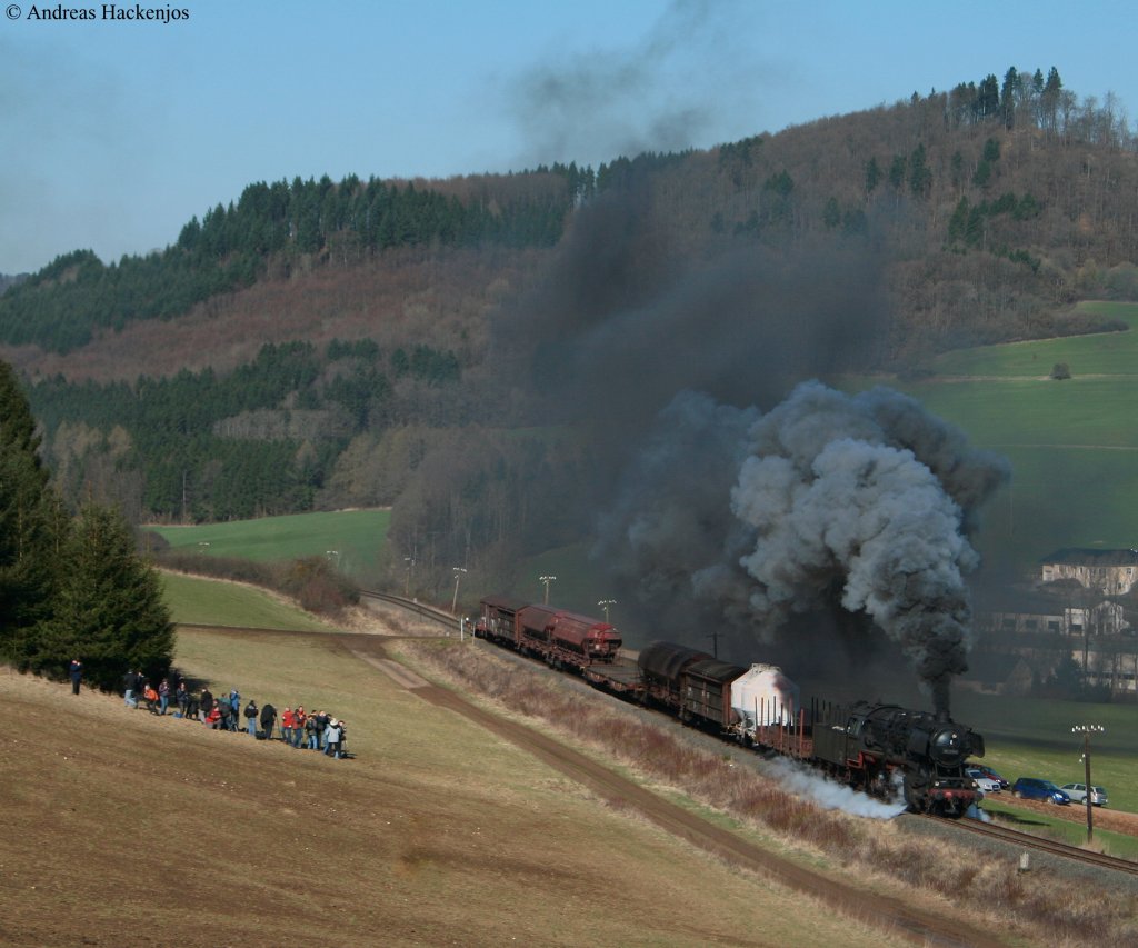 50 2740 der UEF mit dem Fotogterzug (Gerolstein-Ulmen) bei Pelm 6.4.10