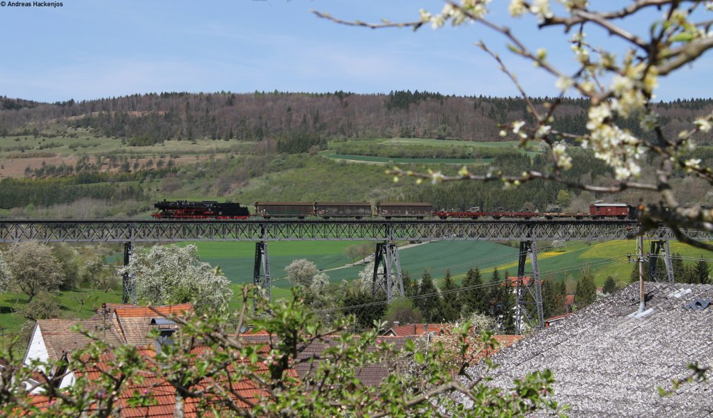 50 2988 und 86 333 mit dem Lr 1404 (Ftzen-Zollhaus Blumberg) auf dem Epfenhofener Viadukt 28.4.12
