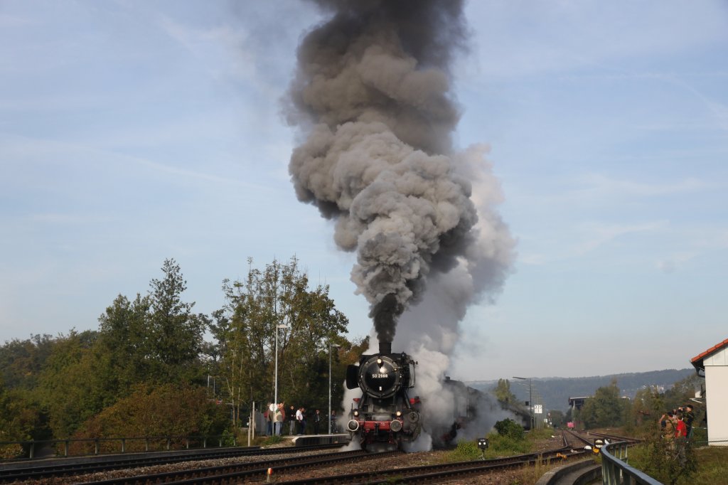 50 2988 und 93 1360 Lauchringen 22.09.2011. Kraftvolle Anfahrt mit dem Eisenbahnromantik-SDZ.