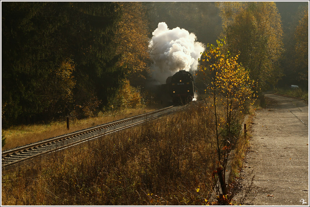 50 3501 bei Retourfahrt mit DGz 300 von  Zella-Mehlis nach Schmalkalden -Plandampf Werratal. 
Benshausen 29.10.2011