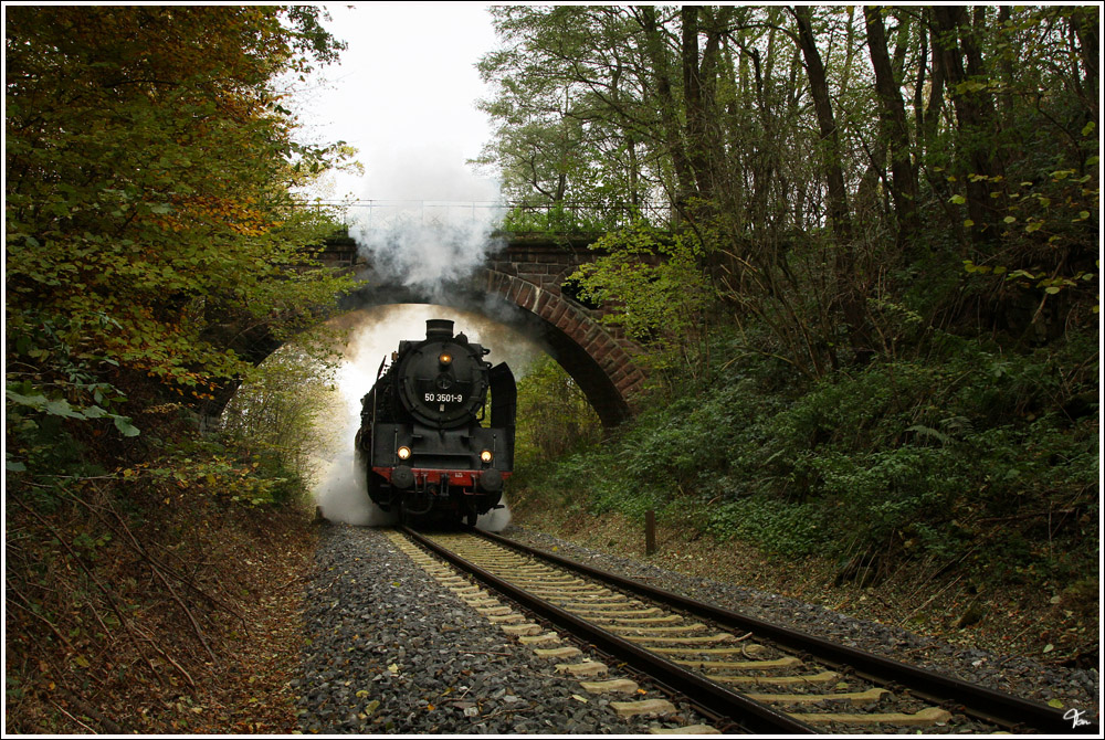 50 3501 f�hrt mit Fotog�terzug DGz 312 von Schmalkalden nach Steinberg-Hallenberg. 
Mittelstille 29.10.2011