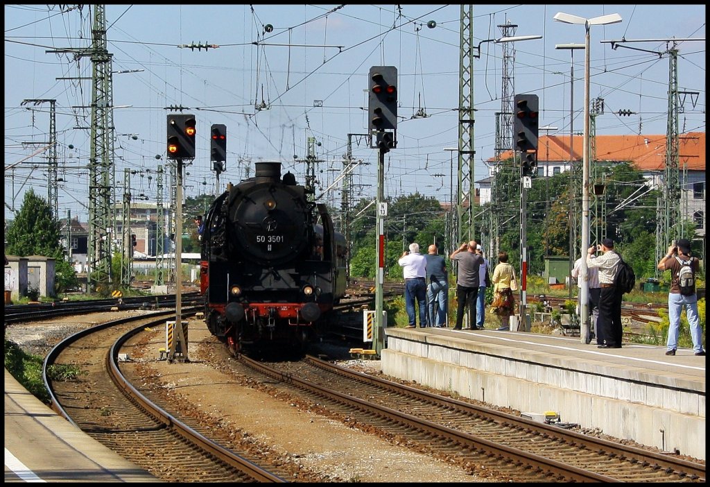 50 3501 kommt mit einem Dampfsonderzug in den Nrnberger Hbf. Grund der Sonderfahrt war natrlich das Dampflokfestivial am 21.08.2010 in Nrnberg Gostenhof. 