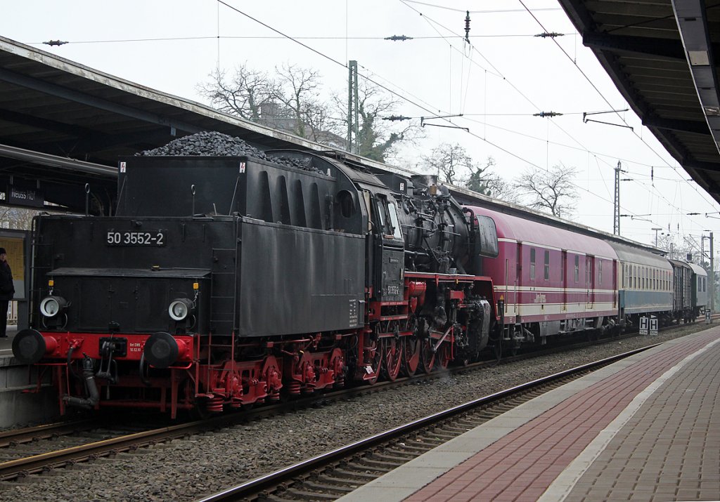 50 3552-2 am  Zug der Erinnerung  in Neuss Hbf. am 18.02.2011