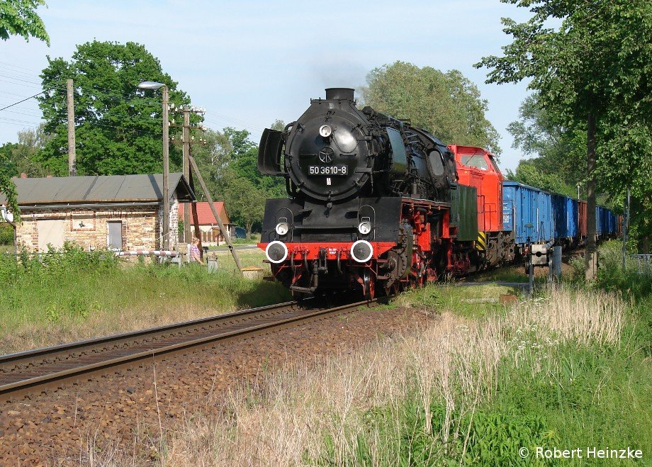 50 3610-8 und 202 822-3 am Posten 45 in Klitten mit einem ca. 3 Tage verspteten Kohlezug aus Polen am 06.06.2010