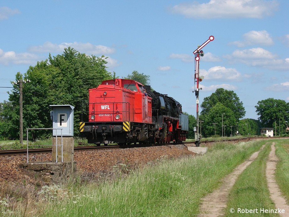 50 3610-8 und 202 822-3 am Abzweig S�richen in Horka am 04.06.2010