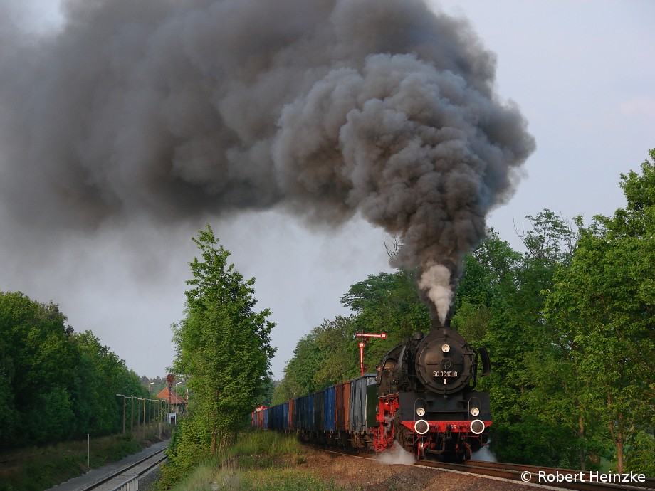 50 3610-8 mit einem Kohlezug nach Hoyerswerda in Horka am 29.05.2010