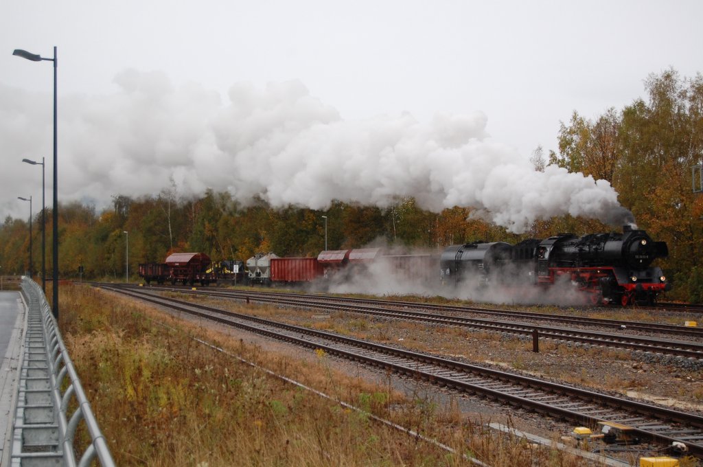 50 3610-8 mit ihrem Foto-G�terzug von Schwarzenberg nach Schlettau, hier bei der Bereitstellung, kurz vor der Einfahrt in den Bahnhof Schwarzenberg, 16.10.2010.