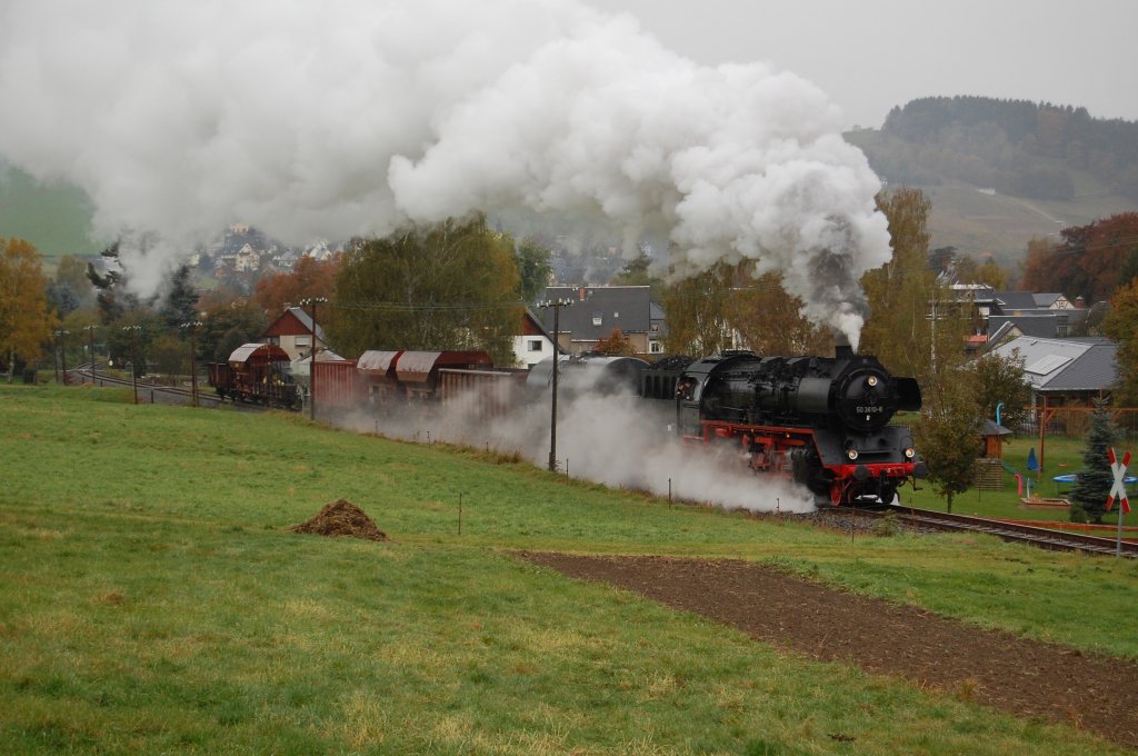 50 3610-8 mit ihrem Foto-G�terzug von Schwarzenberg nach Schlettau, hier in der Ortschaft Raschau, 16.10.2010.