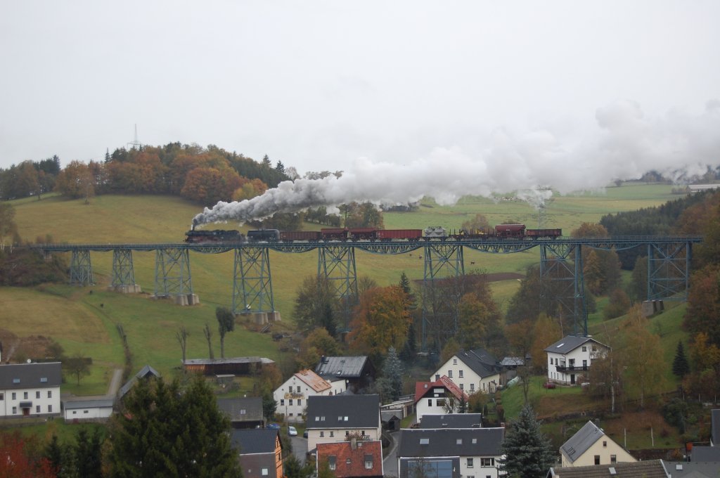 50 3610-8 berquert mit ihrem Foto-Gterzug von Schwarzenberg nach Schlettau den Markersbacher Viadukt, 16.10.2010.