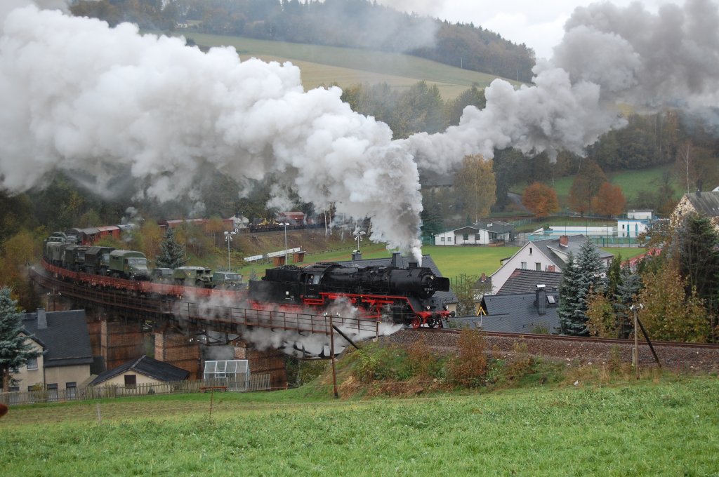 50 3616-5 und 50 3610-8 ( am Zugschluss ) berqueren mit dem gem. Gterzug von Markersbach nach Schlettau den Viadukt in Markersbach, 16.10.2010.