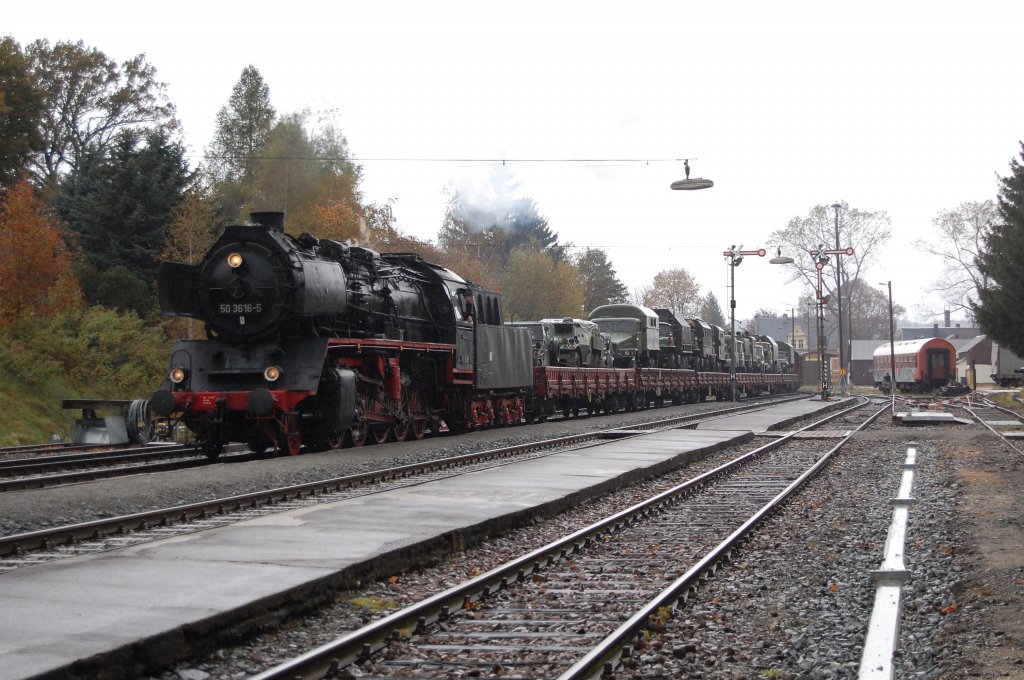 50 3616-5 und 50 3610-8 ( am Zugschluss ) mit dem gem. Gterzug von Markersbach nach Schlettau bei der Einfahrt in den Bahnhof Schlettau, 16.10.2010.