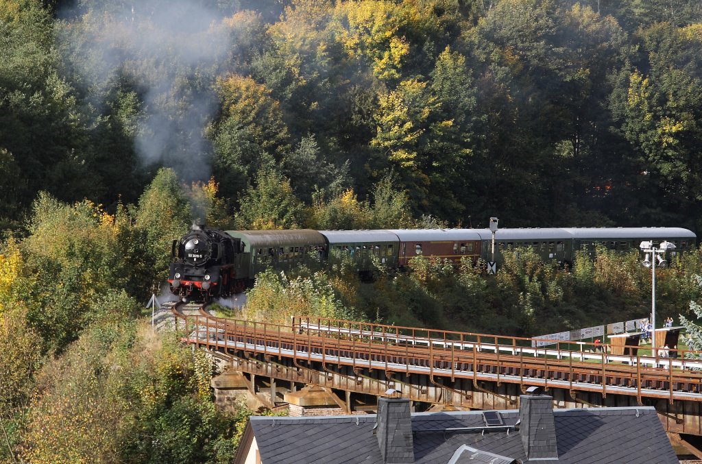 50 3616-5 am 06.10.2012 im Ortsgebiet von Markersbach. Hier erreicht sie gleich die Br�cke nahe des Freibades.