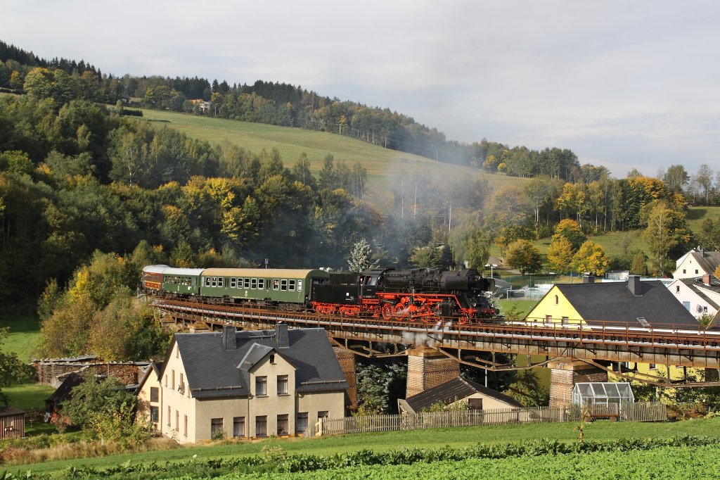 50 3616-5 am 06.10.2012 im Ortsgebiet von Markersbach. Hier �berquert sie die Br�cke nahe des Freibades.