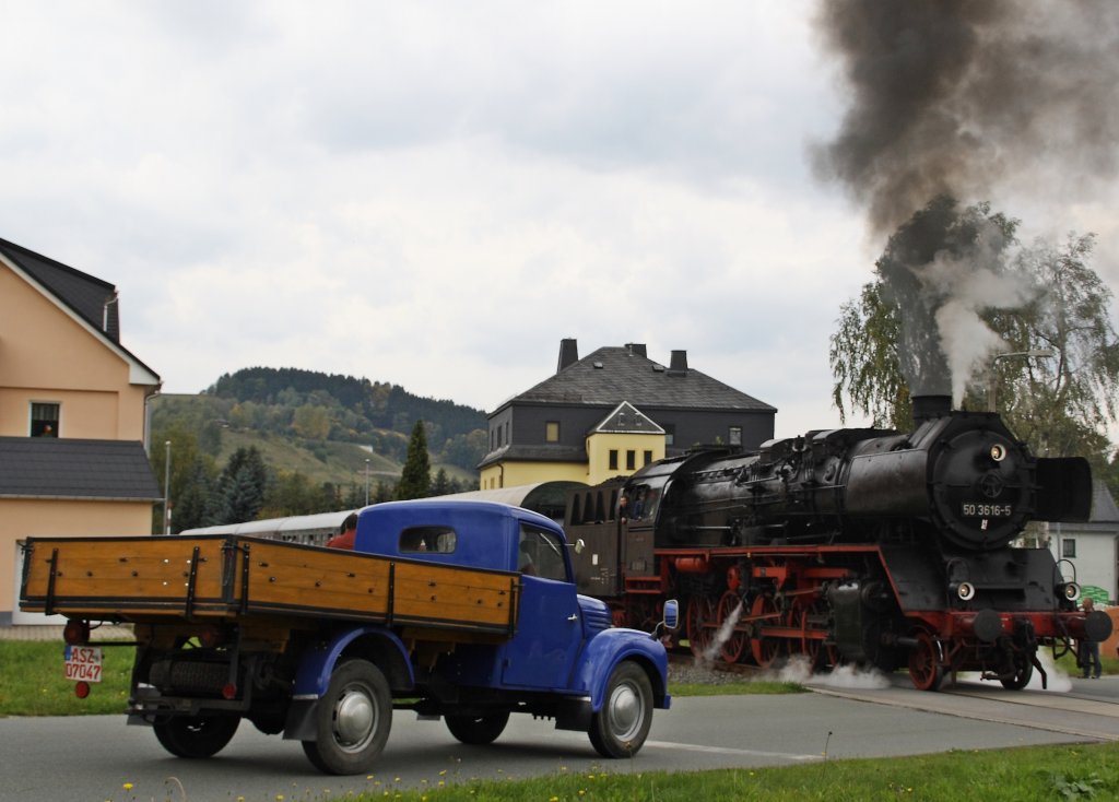 50 3616-5 am 06.10.2012 im Ortsgebiet von Raschau. Ein Fotograf hatte einen Framo als Motiv organisiert.
