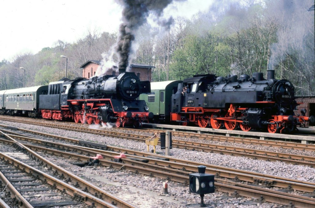 50 3616-5 daneben 86 1501-5 Wechselburg im April 1990