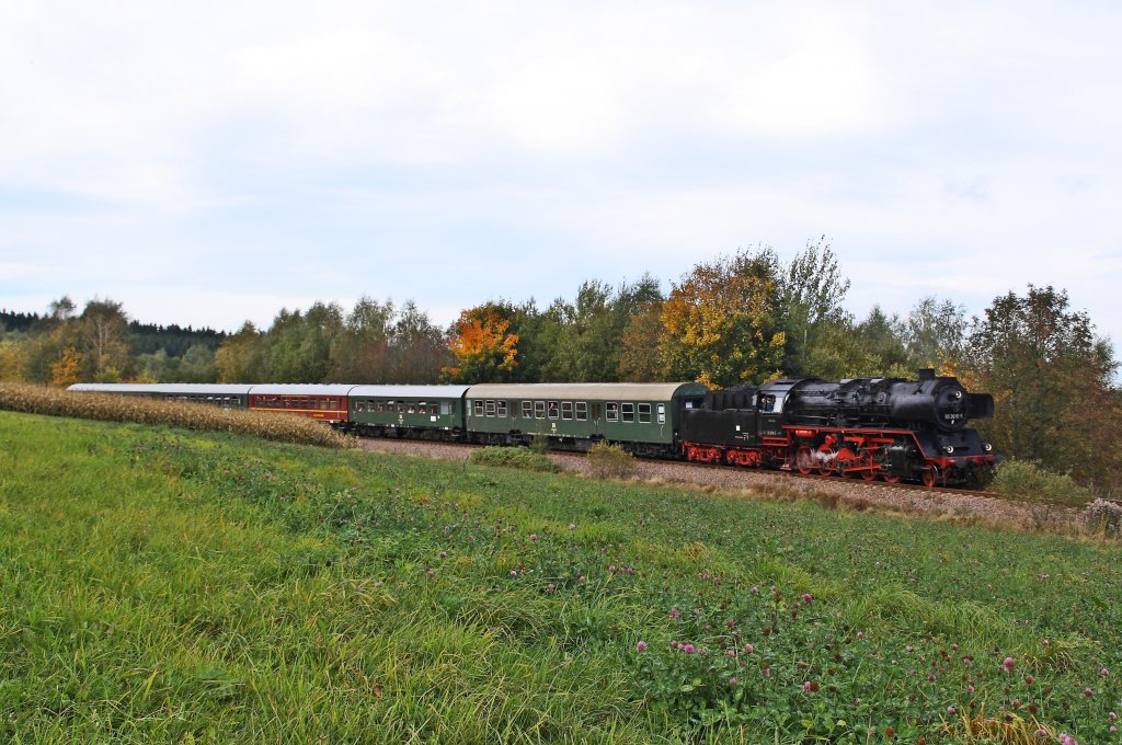 50 3616-5 hat am 06.10.2012 den Bahnhof Schlettau fast erreicht. 