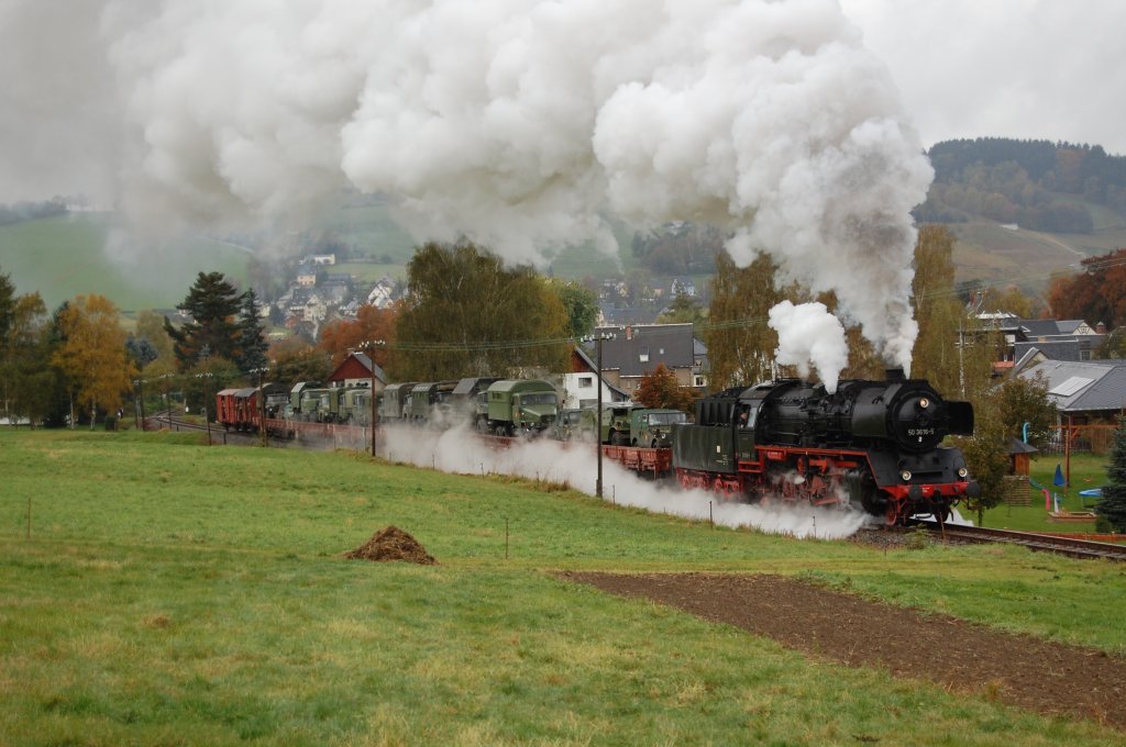 50 3616-5 mit dem Militr-Zug von Schwarzenberg nach Annaberg-Buchholz Sd, hier in der Ortschaft Raschau, 16.10.2010.