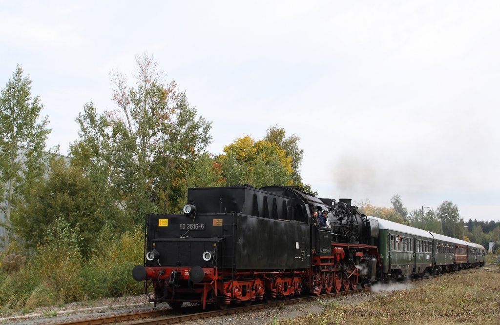 50 3616-5 passiert am 06.10.2012 den ehemaligen Bahnhof Scheibenberg. 
