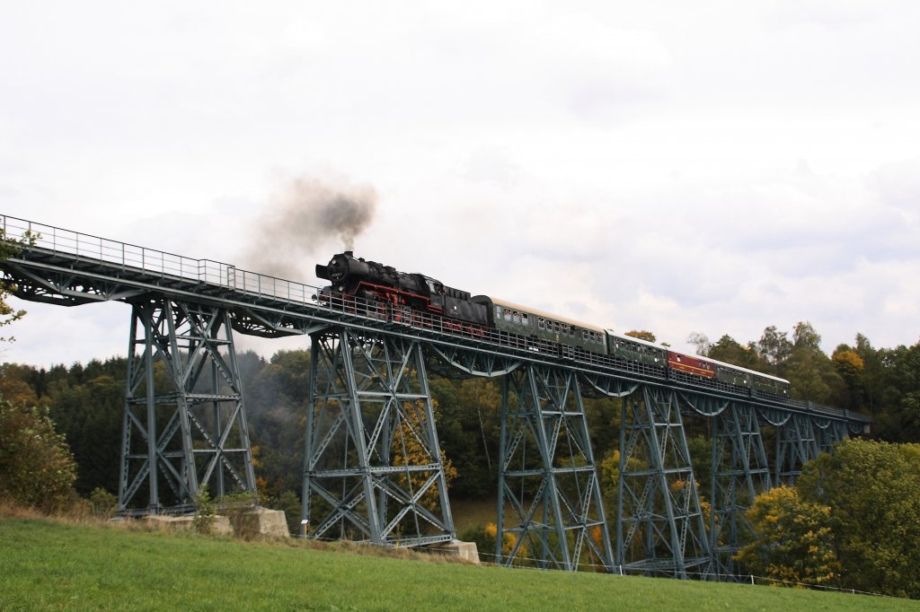 50 3616-5 passiert am 06.10.2012 das Markersbacher Viadukt. Auch bei diesem Bild hat sich die Sonne wieder hinter einer gro�en Wolke verzogen.
