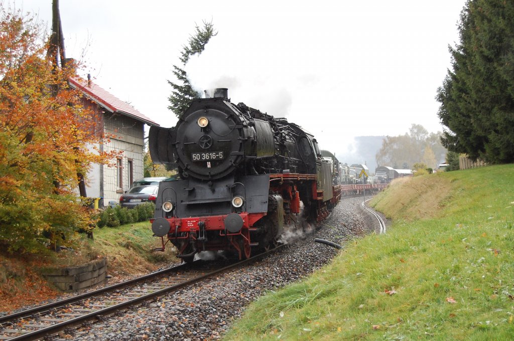 50 3616-5 rollt hier mit ihrem Militr-Zug von Schwarzenberg nach Annaberg-Buchholz Sd nach Sehma hinab, 16.10.2010.