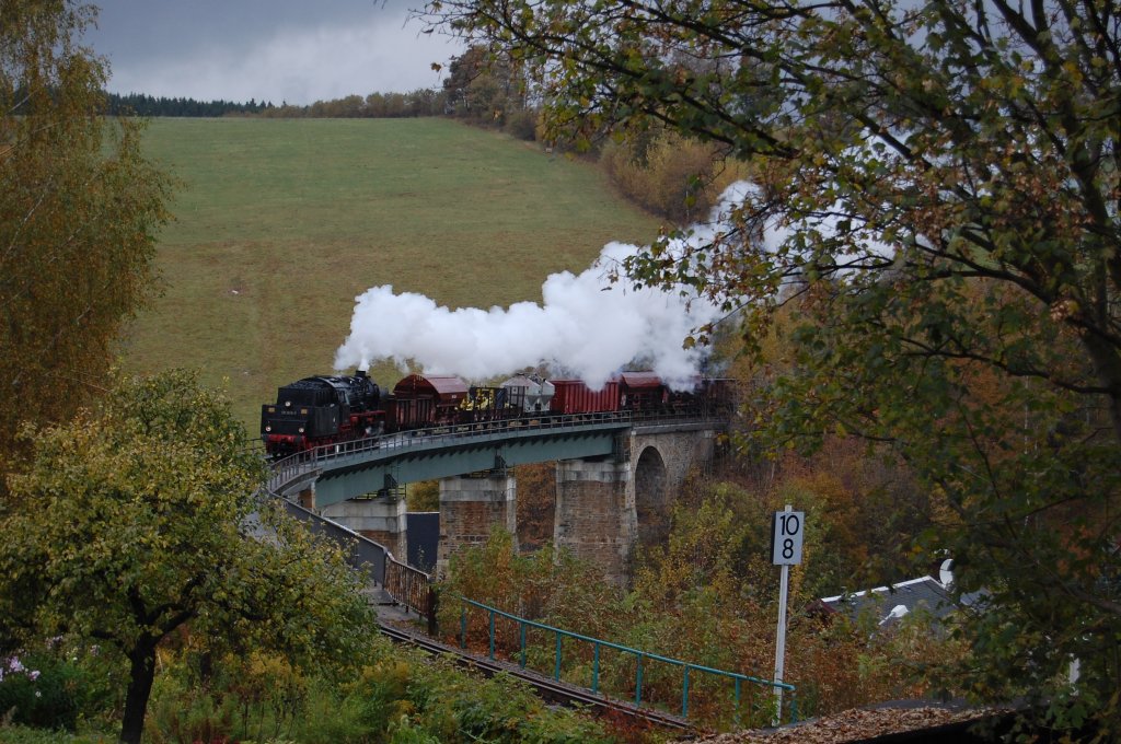 50 3616-5 berquerte mit ihrem Foto-Gterzug von Schlettau nach Cranzahl die Brcke in Cranzahl, 16.10.2010.