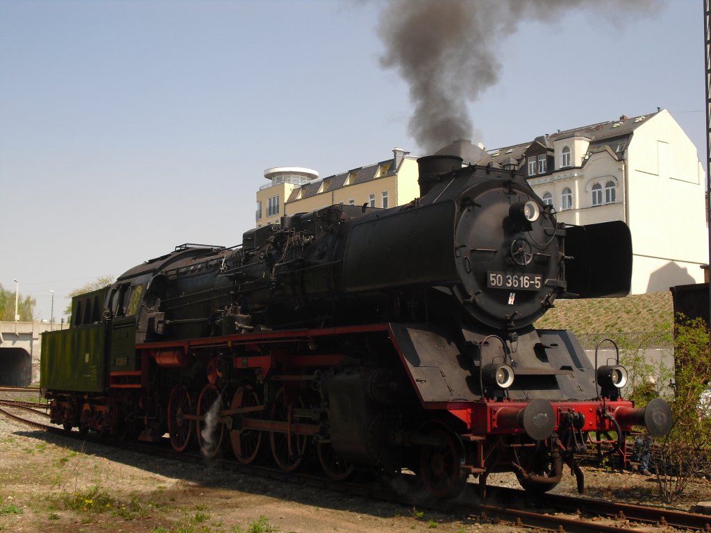 50 3616-5 war am 24.04.11 mit dem Sonderzug von Schwarzenberg nach Jocketa unterwegs. Hier in Plauen/V. oberer Bahnhof beim Wasser fassen.

