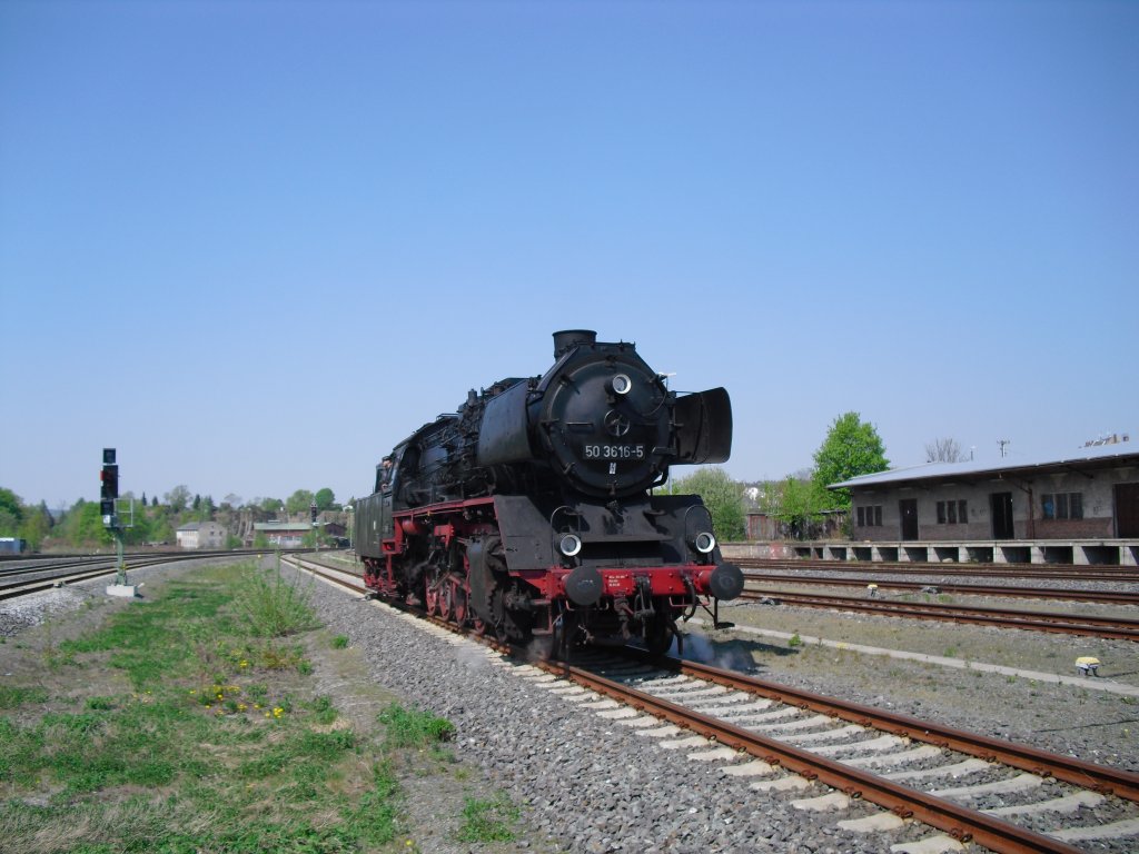 50 3616-5 war am 24.04.11 mit dem Sonderzug von Schwarzenberg nach Jocketa unterwegs. Hier in Plauen/V. oberer Bahnhof auf dem Weg zum Wasser fassen.
