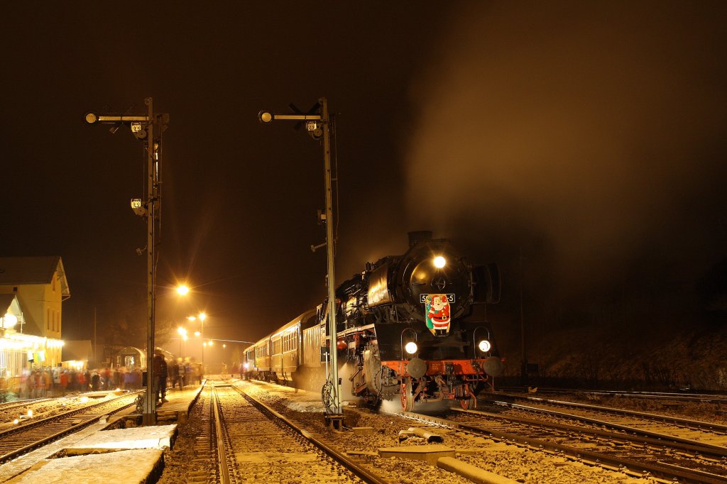 50 3616 dampft am Abend des 12.12.09 im Bahnhof Schlettau vor sich hin.