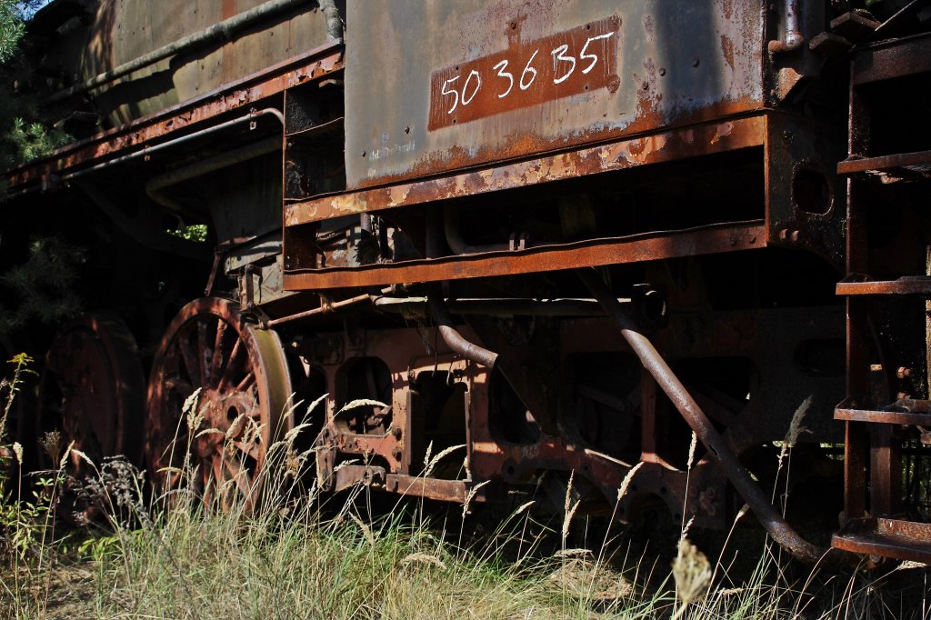 50 3635 wurde der f�nften Kuppelachse beraubt, sich zur besseren zug�nglichkeit des Aschkastens im Heizlokeinsatz. Gesehen am 16.09.2012 im Bw Falkenberg Oberer Bahnhof. Das Gel�nde dient nur zur Aufbewahrung von Fahrzeugen und ist nur an wenigen Tagen im Jahr zug�nglich. 

