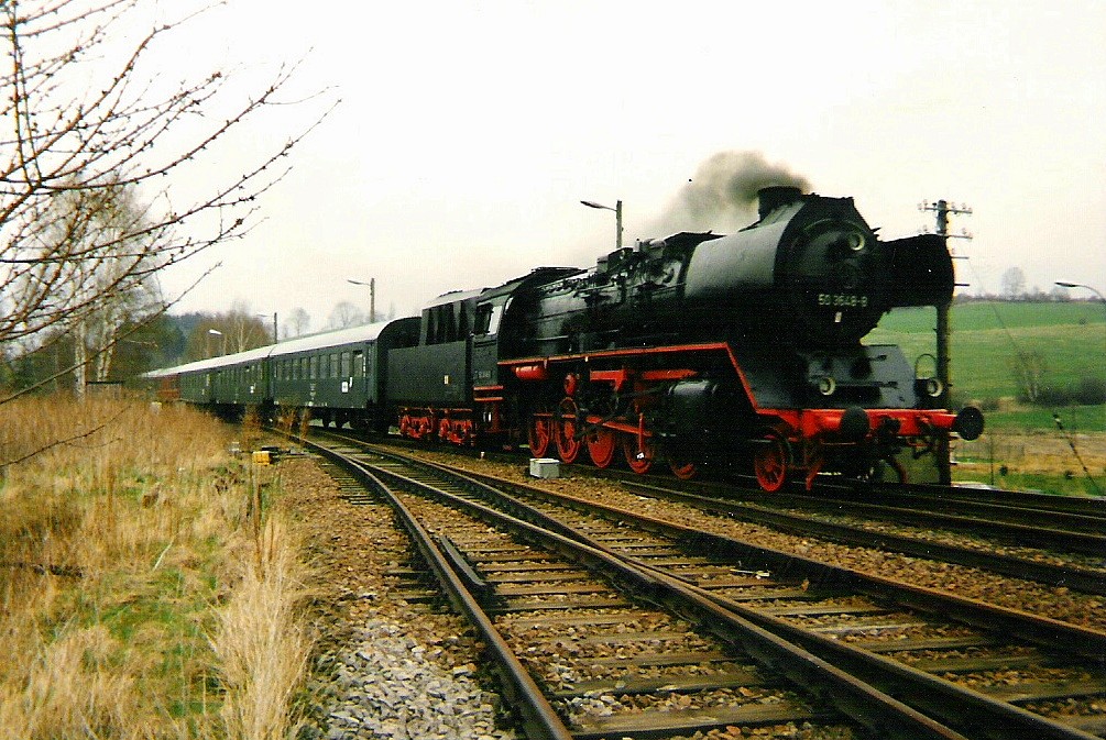 50 3648-8 mit einem Sonderzug bei der Einfahrt in den Bhf. Schnfeld-Wiesa im Februar 1998.